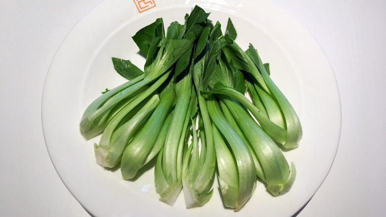红烧狮子头,准备两颗<a style='color:red;display:inline-block;' href='/shicai/ 3517'>青菜</a>分别从根部切四半,菜叶稍作修剪,洗净待用;