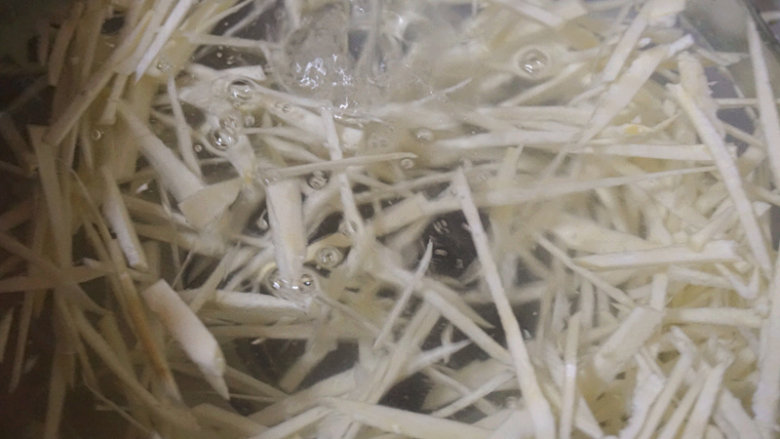 凉拌土豆竹笋丝,将竹笋丝放入流水中冲洗10分钟
叨叨叨:用流水可以冲洗竹笋中一部分的苦涩味,但是不能完全去除