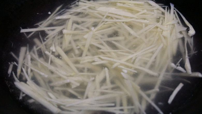 凉拌土豆竹笋丝,再将竹笋丝放入沸水中焯熟
叨叨叨:焯水的顺序不要颠倒,先焯土豆丝再焯竹笋,因为焯完竹笋的水会发苦