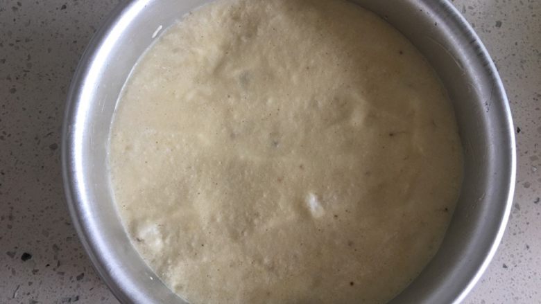 酸奶草莓蛋糕,将其倒入,用力的摔打几下,让气孔充分融合。