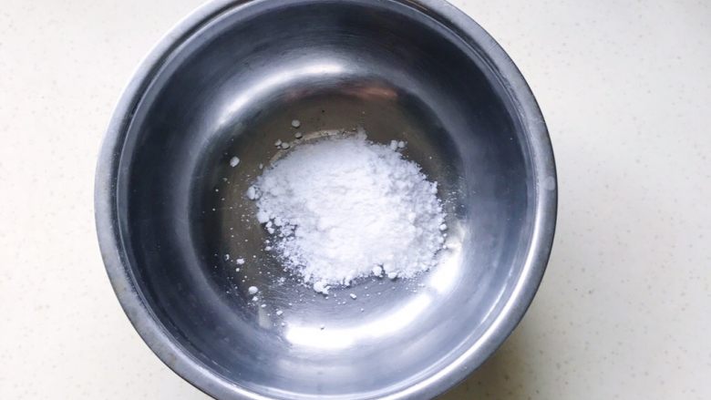 蔓越莓小小酥,找一个干净的盆,倒入糖粉,糖粉如果有颗粒,需压散