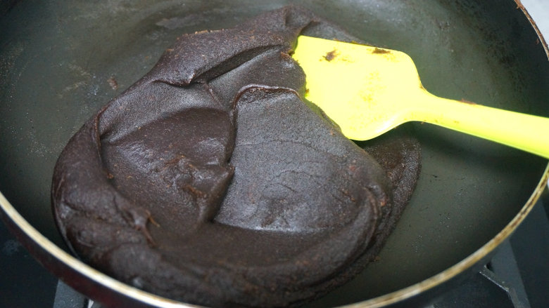 一咬直掉渣儿的蛋黄酥,将豆沙入炒锅中,加入50克左右的玉米油(份量外),将其中多余的水分炒出来,晾凉备用;