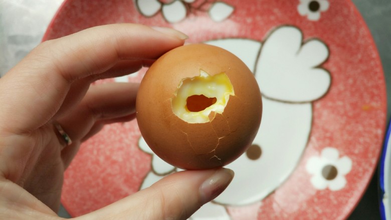 神仙蛋,将鸡蛋敲开一个小孔,然后再把蛋黄掏出来
