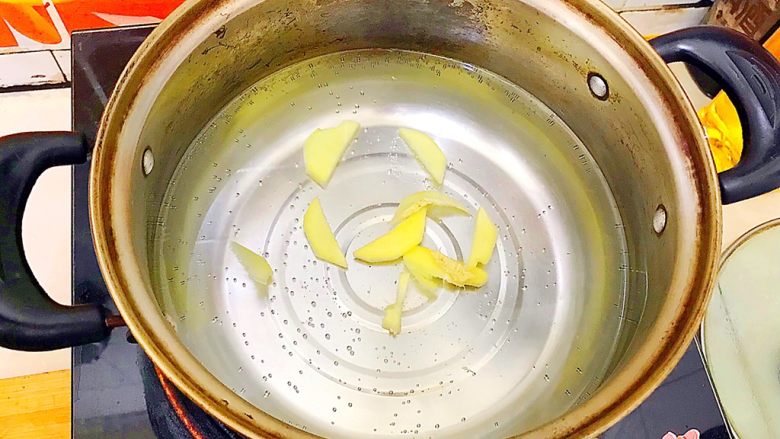 百吃不厌家常海带土豆烧排骨,放入一半姜片!