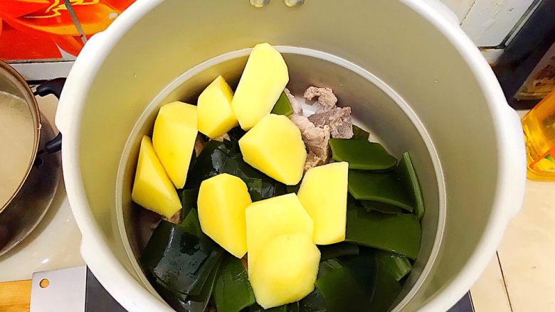 百吃不厌家常海带土豆烧排骨,加入土豆!