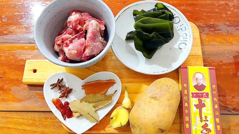 百吃不厌家常海带土豆烧排骨,首先我们准备好所有用料!