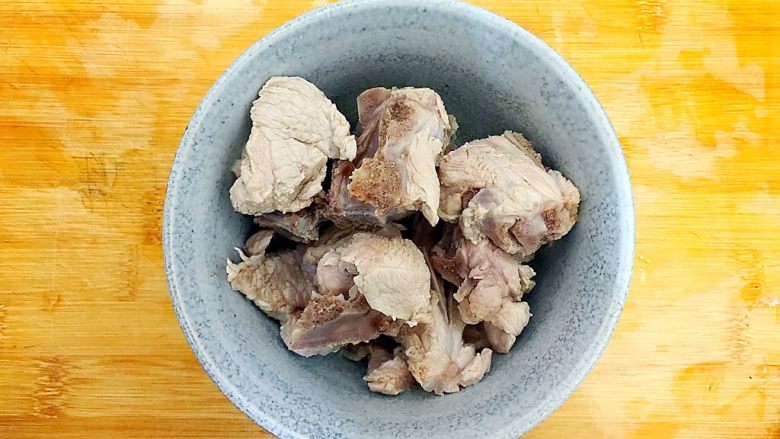 百吃不厌家常海带土豆烧排骨,两分钟后捞出排骨,用水稍微冲洗一下,洗去沾在上面的脏东西!