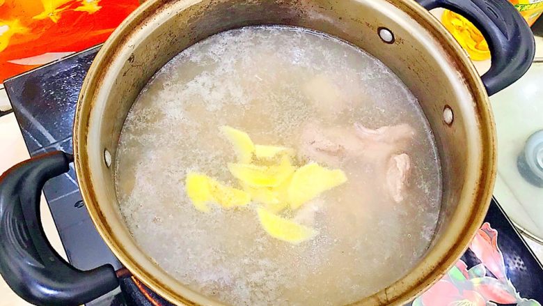 百吃不厌家常海带土豆烧排骨,水开后放入排骨,煮两分钟!