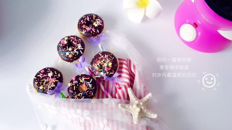 童趣十足的甜甜圈花束,插上纸棒,即成甜甜圈花束