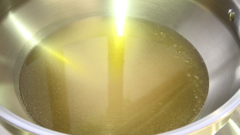 红烧狮子头,准备一个油锅,倒入能没过狮子头的油量,油温烧至约七成热(手放在锅上方有明显灼热感);