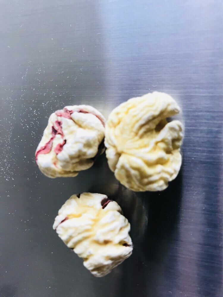 韩式参鸡汤 ,准备三个干栗子(也可以是新鲜的)