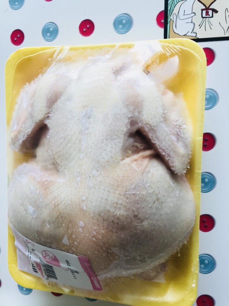 韩式参鸡汤 ,解冻买的三黄鸡(当然最好是新鲜的,但是这边没有。。。这是我在韩国超市买的)