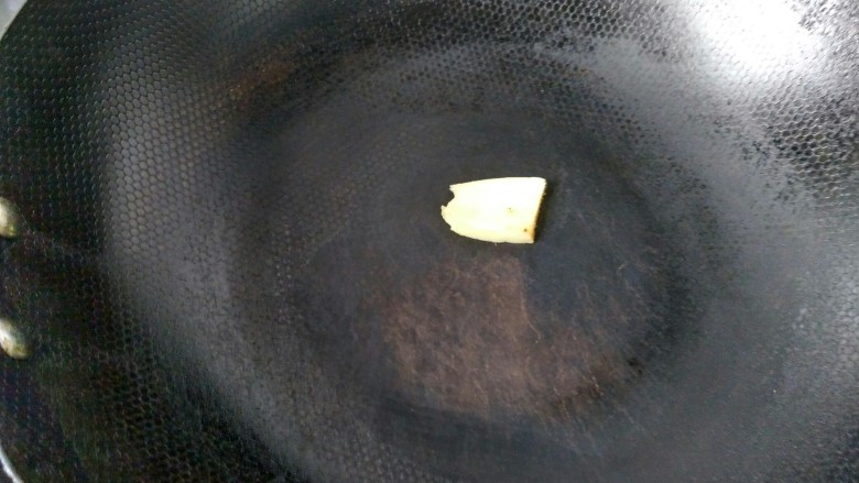 豆瓣酱烧鳊鱼,锅烧热,将切好的生姜片在锅内抹一圈