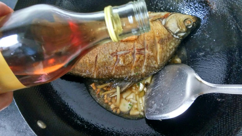 豆瓣酱烧鳊鱼,倒入<a style='color:red;display:inline-block;' href='/shicai/ 718'>料酒</a>,大约两勺。