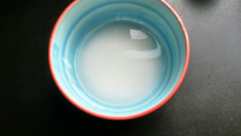 豆瓣酱烧鳊鱼,在碗内放入一勺的淀粉,适量<a style='color:red;display:inline-block;' href='/shicai/ 756'>鸡精</a>,搅拌均匀
