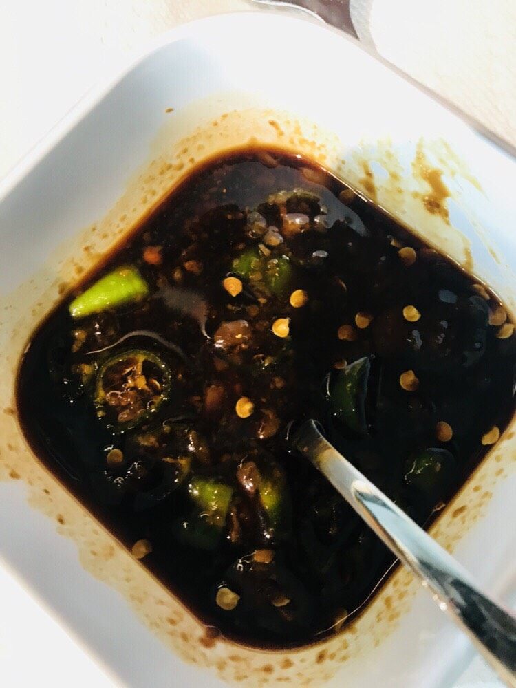韩式参鸡汤 ,放入一大勺之前说的韩国酱,切碎一个青阳辣椒放入,加一小勺醋