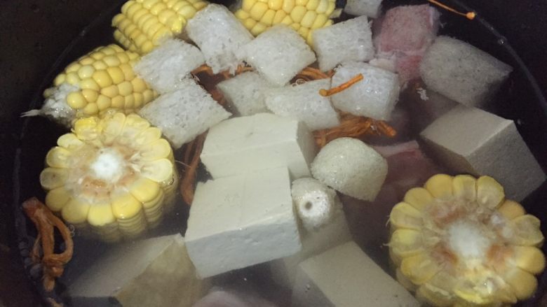 排骨玉米竹荪汤,所有食材清洗好 加水放入高压锅 如果觉得<a style='color:red;display:inline-block;' href='/shicai/ 237'>竹荪</a>有味道可以用醋水泡半小时 再放进锅子里! 可以加上一些花椒 盐。小红辣椒三颗。