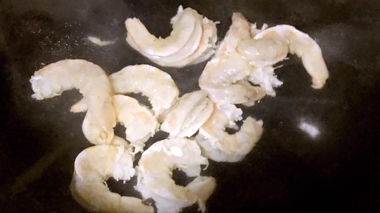 星冬瓜虾仁,虾去皮去掉虾线洗净放入开水中焯一下(水中放入盐和料酒)