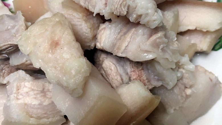 板栗烧肉,捞出沥干水分。