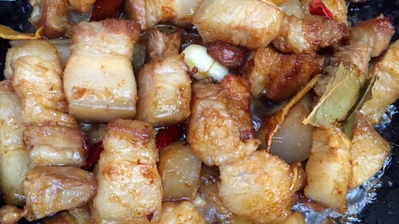 板栗烧肉,加入盐、生抽、老抽、糖、料酒翻炒。