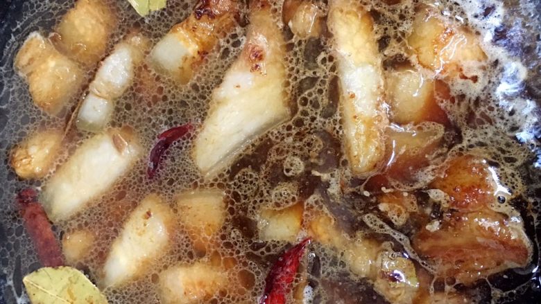 板栗烧肉,倒入水，水满个肉，大火煮开，转中火煮20分钟。