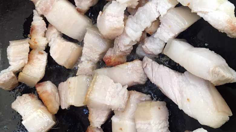 板栗烧肉,下锅煎至一下。