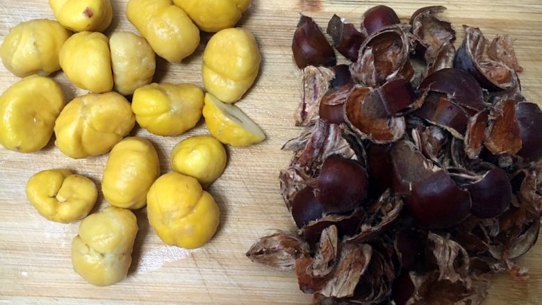 板栗烧肉,<a style='color:red;display:inline-block;' href='/shicai/ 2421'>板栗</a>先切小口放锅里煮了分钟，拿出剥壳。<a style='color:red;display:inline-block;' href='/shicai/ 2421'>板栗</a>不要煮太久，要不然煮熟了，在拿来烧肉就不好吃了。