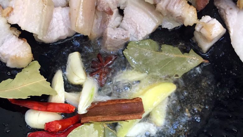 板栗烧肉,加入大料爆香。