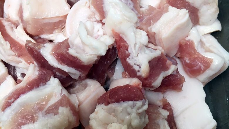 板栗烧肉,<a style='color:red;display:inline-block;' href='/shicai/ 428'>五花肉</a>切块。