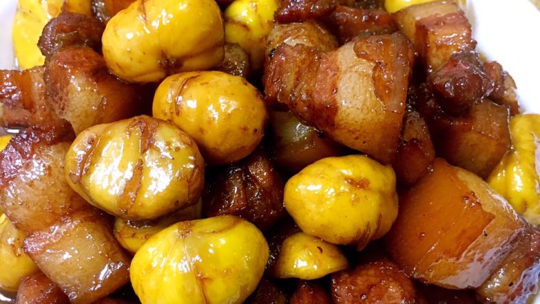 板栗烧肉,收好汁，起锅装盘。