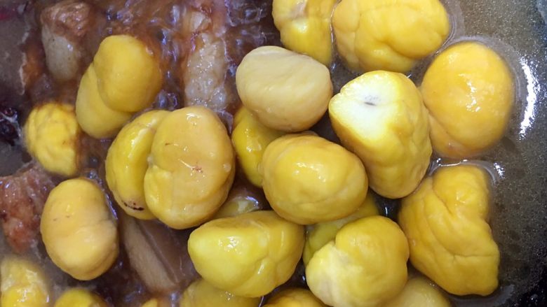 板栗烧肉,这时肉己经有点软了，加入板栗继续中小火煮30分钟。