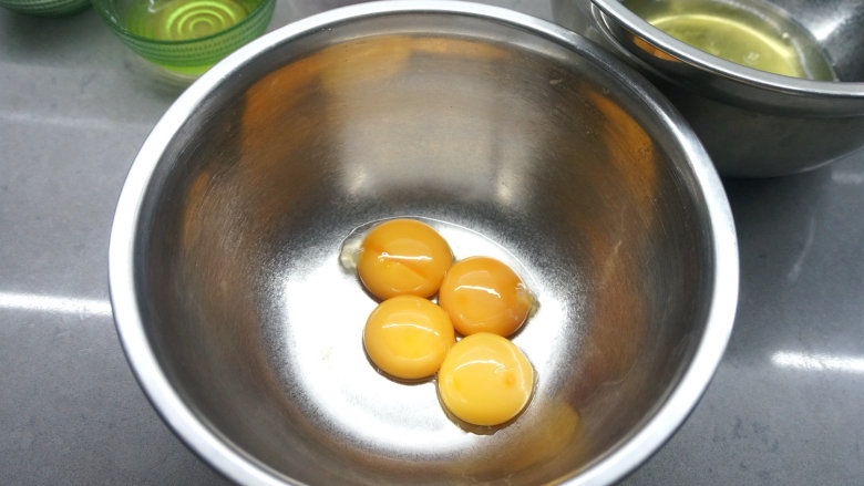 韩式豆沙裱花戚风蛋糕,蛋白、蛋黄分离,蛋白入无油无水的打蛋盆中;
