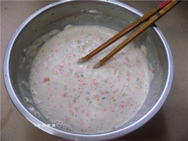 虾仁煎饼,加上适量清水,调入少许盐、孜然粉、鸡粉、搅拌均匀,适合状态是能流动的面糊即可