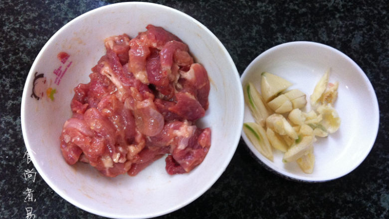 上汤菠菜,蒜瓣去皮拍碎,瘦肉切片、加入酱油、盐、鸡粉、淀粉、少许香油、搅拌均匀,腌制片刻