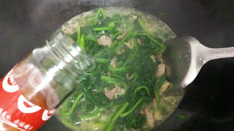 上汤菠菜,最后倒入鲍鱼汁,翻炒均匀即可