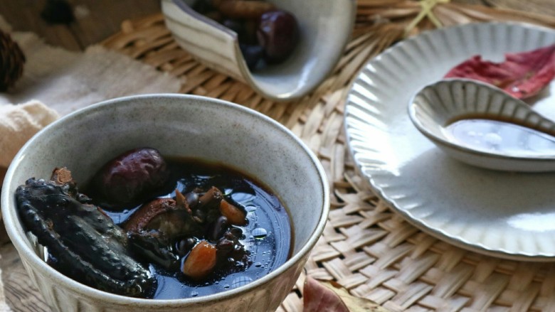 #一碗汤#熟地黑豆乌鸡汤,这是6——8人食的份量,可以根据自家人口增减食材(<a style='color:red;display:inline-block;' href='/shicai/ 86'>乌鸡</a>除外其它食材在药铺或者网上均可买到)