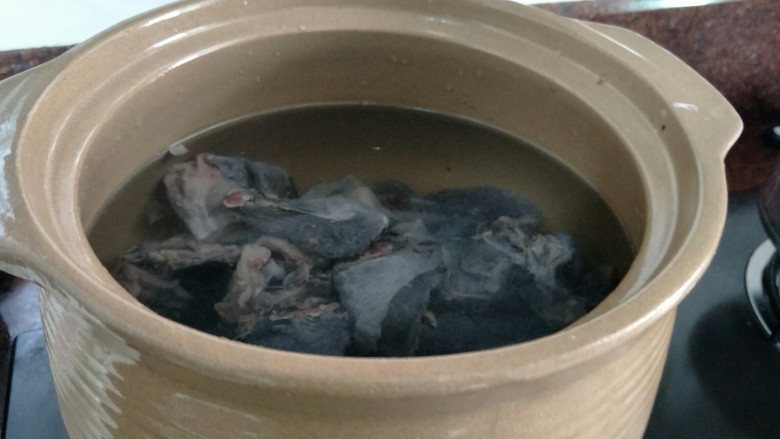 #一碗汤#熟地黑豆乌鸡汤,煲汤锅加入足量的水放入乌鸡