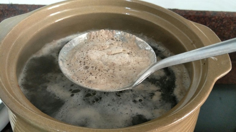 #一碗汤#熟地黑豆乌鸡汤,注意观察汤,快煮开时上面会浮血泡沫,用勺子撇干净