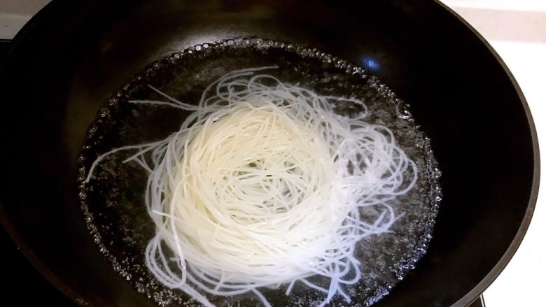 热干米线,锅内加入冷水烧开后放入米线,煮2分钟