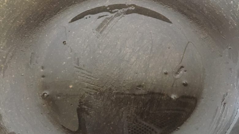 香肠厚蛋烧,锅刷一层油加热