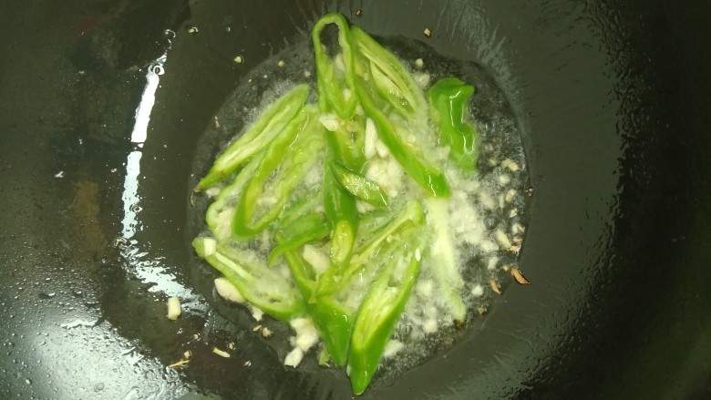 雪湖贡藕炒肉片,油锅中爆香蒜沫，再放入<a style='color:red;display:inline-block;' href='/shicai/ 62'>辣椒</a>煸炒。