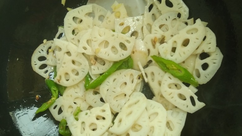 雪湖贡藕炒肉片,把藕片放入锅中翻炒。