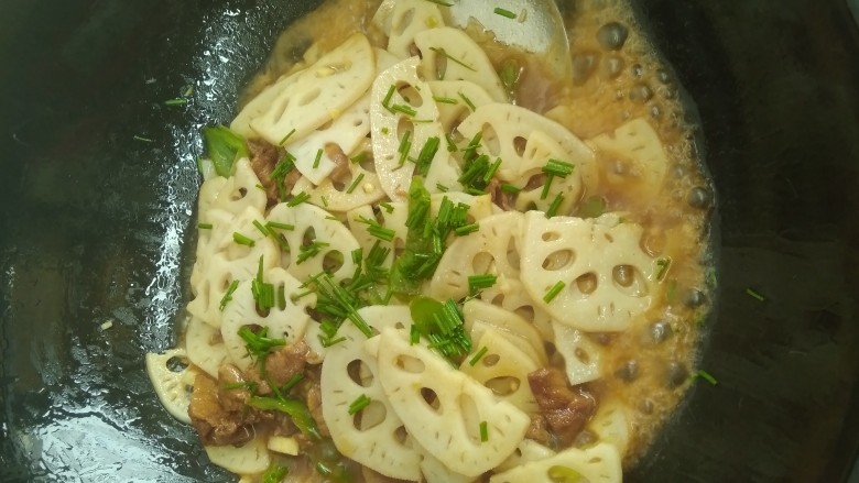 雪湖贡藕炒肉片,把事先炒熟的<a style='color:red;display:inline-block;' href='/shicai/ 414'>猪肉</a>到入锅中翻炒四秒钟左右，加入葱花起锅。