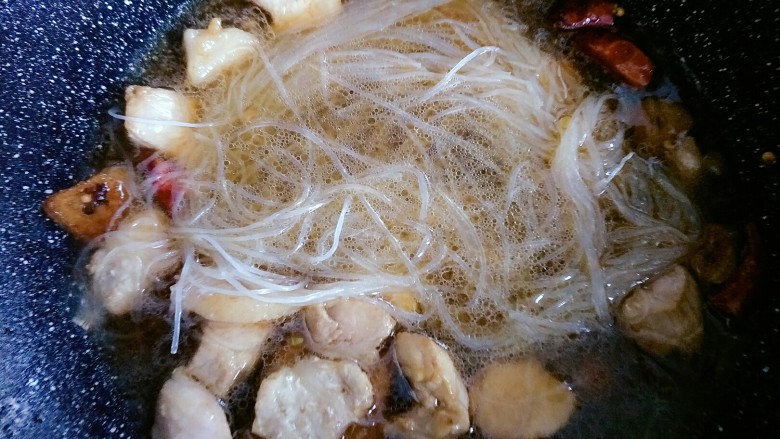 风味茄子,肉完全变色以后加入粉丝,倒入热水,炖至粉丝入味