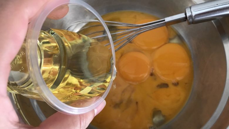 红丝绒戚风(8寸方子),蛋黄蛋清分别分离在2个干净无水无油的盘子里
蛋黄盘里加入<a style='color:red;display:inline-block;' href='/shicai/ 140122'>玉米油</a>