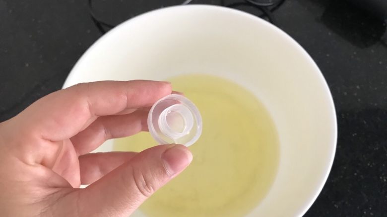 红丝绒戚风(8寸方子),蛋清里加入2滴柠檬汁或白醋(去蛋腥)
