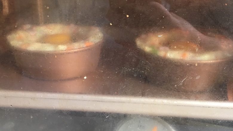 缤纷薯泥蛋,烤箱上下温180度预热五分钟,放入薯泥蛋烤20分钟