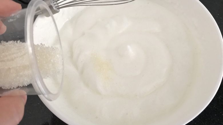 红丝绒戚风(8寸方子),打发至出现纹路时,加入最后白糖,继续打发