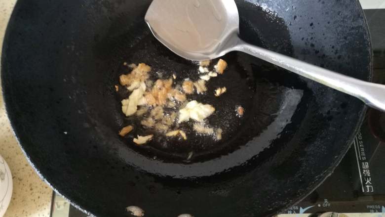 瑶柱焖冬瓜,加入瑶柱,翻炒,至微黄