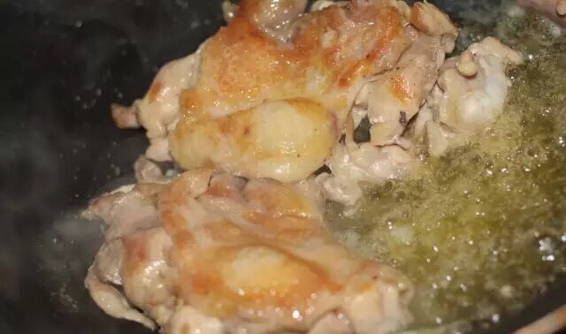 私房鸡腿饭 专治食欲不振,煎到把鸡腿肉里的水分煎出来了,再翻面,鸡皮这面已经金黄色了,随着时间的推移,水分的蒸发,鸡肉会越来越紧。